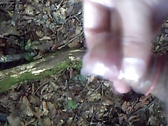 Abspritzen in ein Kondom im Wald