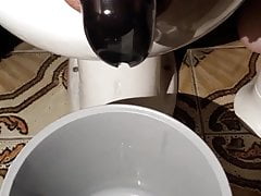 slave Doug pisse avec sa bite en cage