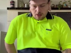 Tradie Masturbates off on the job