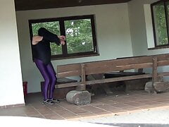 Im Spandex Catsuit, in freier Natur