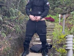 HOMBRE DE SWAT DETERMINE DERRAMAR TODA LA LECHE