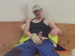 Swift fap after work in the forest