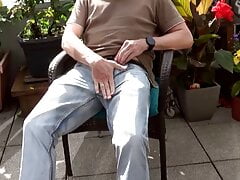 Wichsen auf der Terrasse