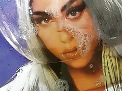 Lady Gaga unter der Pissglocke