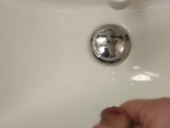 Jacking im public rest room finisched with pee