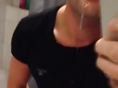 Er wichst sich, waehrend ihm Sperma aus dem Mund laeuft