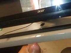 I masturbate whatching photos of my phartner in the Office