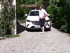 La lope releve sa jupe