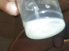 Becher mit Sperma nachgefuellt