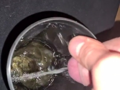 Ich pisse und wichse in einen becher