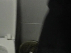 Экстрим в торговом центре , дал в рот своему парню в туалете