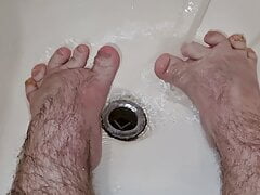 Midget shows his feet and then cums on them