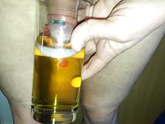 Penis in Pisse tauchen