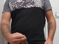 Me masturbo Cachondo en el baño mientras cenan