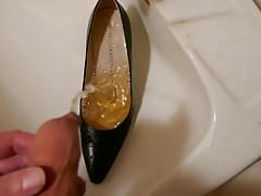 Piss in high heeled classic pump