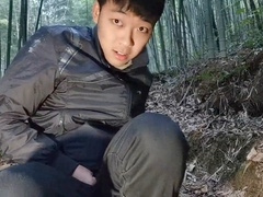 Inexpérimenté asiatique se masturbe en plein air dans une forêt de bambou pittoresque