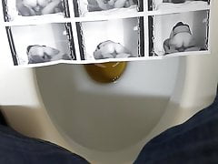 Pisciatina di un amico su foto di mia moglie
