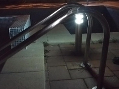 un baiat face romp cu balustrada piscine pana as ilibereaza sperma pe balustrada pisci
