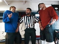 Referee Mateo Zagal Puts Himself In The Middle & Starts Blowing The Players' Dicks To Stop Them Arguing - MEN