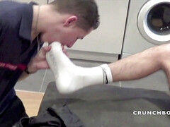 Fabi en sniffing feet and foot fo his friend