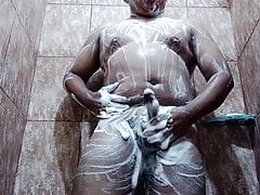 Penis in the middle of the Foam and the pleasure of Andi