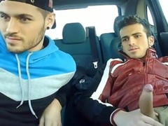 Se graban follando en el coche