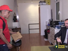 Fantastic Leandro Cano Got Bj'ed While Doing Delivery