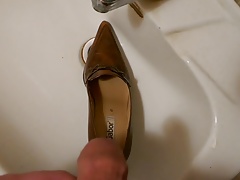Piss in wifes brown spitz high heel