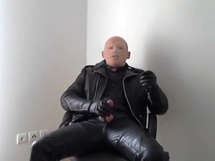 motard cuir et cigare