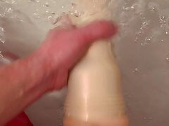 Masturbation dans mon bain en collant rouge