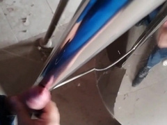 o tipa care sa masturbat pe un baiat in cazinou frecandui penisul lu acest baiat