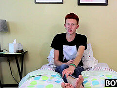 twunk stretches his bum and jerks off to an explosive finish