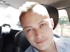 la tenia parada en el auto