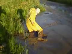 Gelber PVC Anzug im Schlamm
