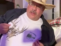 Macho du Texas avec une moustache de beau-père et de grands pieds a un orgasme anal et déverse dans mon trou de papa