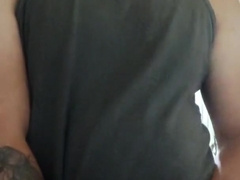 Joven se masturba en la sala