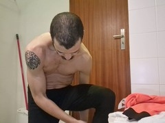 Amateur muscle guy gives a steamy gym blowjob