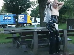 Plastikschlampe in PVC + Chaps an der Autobahn bei Hamburg