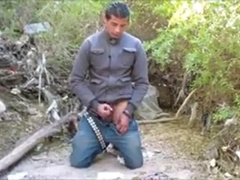 Espiando um hunky latino amador se masturbando até o orgasmo