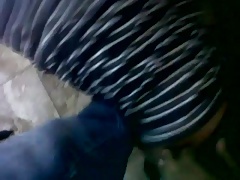 Tirando a roupa do amigo a forca