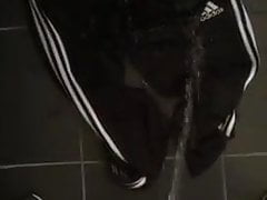 Piscio sulla tuta dell'adidas 2