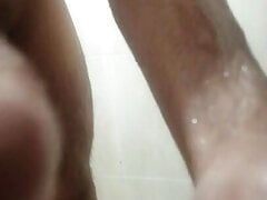 I BATHE AND MASTURBATE IN THE GYM BEFORE STARTING THE DAY