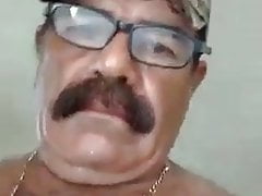 Macho bigoton maduro masturbandose