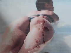 Abspritzer auf einen geilen Bikini Arsch