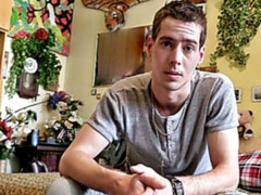 Dude fucks himself a double-sided dildo to entertain him