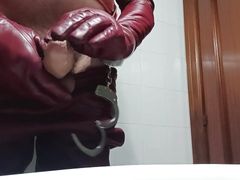 Paja con guantes de cuero