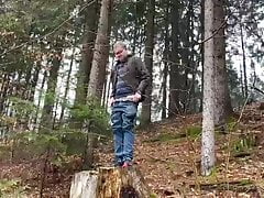 Pinkeln im Wald