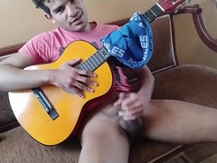 latino cantante se pajea y eyacula cayendo todo el pearl juice sobre su guitarra