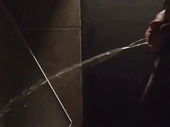de olho no macho mijando 2
