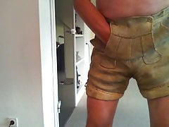 Wanking in short bavarian leatherpant